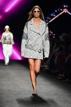 Mercedes-Benz Fashion Week Madrid, Spain - 19 Sep 2025 A model walks the runway wearing a design by Custo Barcelona during Mercedes-Benz Fashion Week de Madrid in IFERMA. Madrid Spain Copyright: xAtilanoxGarciax xSOPAxImagesx FOTO12646