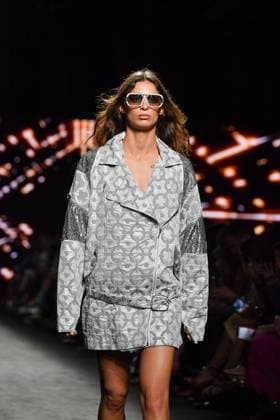 Mercedes-Benz Fashion Week Madrid, Spain - 19 Sep 2025 A model walks the runway wearing a design by Custo Barcelona during Mercedes-Benz Fashion Week de Madrid in IFERMA. Madrid Spain Copyright: xAtilanoxGarciax xSOPAxImagesx FOTO12647