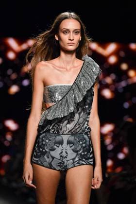 Mercedes-Benz Fashion Week Madrid, Spain - 19 Sep 2025 A model walks the runway wearing a design by Custo Barcelona during Mercedes-Benz Fashion Week de Madrid in IFERMA. Madrid Spain Copyright: xAtilanoxGarciax xSOPAxImagesx FOTO12649