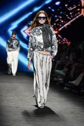 Mercedes-Benz Fashion Week Madrid, Spain - 19 Sep 2025 A model walks the runway wearing a design by Custo Barcelona during Mercedes-Benz Fashion Week de Madrid in IFERMA. Madrid Spain Copyright: xAtilanoxGarciax xSOPAxImagesx FOTO12650