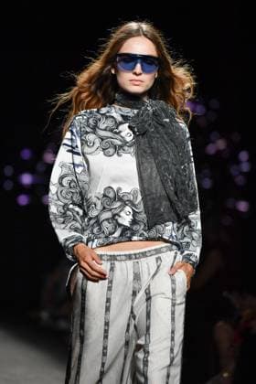 Mercedes-Benz Fashion Week Madrid, Spain - 19 Sep 2025 A model walks the runway wearing a design by Custo Barcelona during Mercedes-Benz Fashion Week de Madrid in IFERMA. Madrid Spain Copyright: xAtilanoxGarciax xSOPAxImagesx FOTO12651
