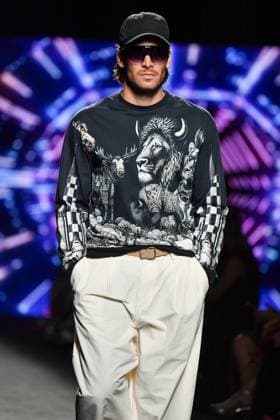 Mercedes-Benz Fashion Week Madrid, Spain - 19 Sep 2025 A model walks the runway wearing a design by Custo Barcelona during Mercedes-Benz Fashion Week de Madrid in IFERMA. Madrid Spain Copyright: xAtilanoxGarciax xSOPAxImagesx FOTO12653