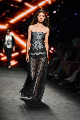 Mercedes-Benz Fashion Week Madrid, Spain - 19 Sep 2025 A model walks the runway wearing a design by Custo Barcelona during Mercedes-Benz Fashion Week de Madrid in IFERMA. Madrid Spain Copyright: xAtilanoxGarciax xSOPAxImagesx FOTO12656