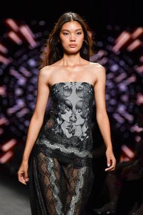 Mercedes-Benz Fashion Week Madrid, Spain - 19 Sep 2025 A model walks the runway wearing a design by Custo Barcelona during Mercedes-Benz Fashion Week de Madrid in IFERMA. Madrid Spain Copyright: xAtilanoxGarciax xSOPAxImagesx FOTO12657