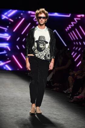 Mercedes-Benz Fashion Week Madrid, Spain - 19 Sep 2025 A model walks the runway wearing a design by Custo Barcelona during Mercedes-Benz Fashion Week de Madrid in IFERMA. Madrid Spain Copyright: xAtilanoxGarciax xSOPAxImagesx FOTO12658