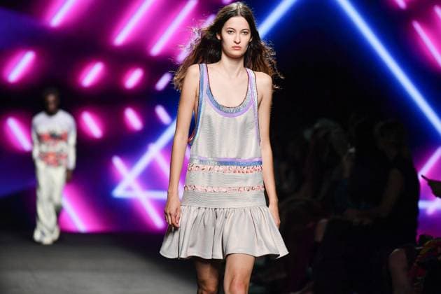 Mercedes-Benz Fashion Week Madrid, Spain - 19 Sep 2025 A model walks the runway wearing a design by Custo Barcelona during Mercedes-Benz Fashion Week de Madrid in IFERMA. Madrid Spain Copyright: xAtilanoxGarciax xSOPAxImagesx FOTO12588
