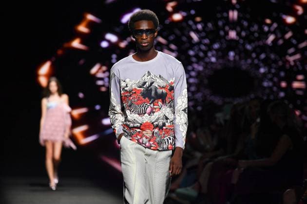 Mercedes-Benz Fashion Week Madrid, Spain - 19 Sep 2025 A model walks the runway wearing a design by Custo Barcelona during Mercedes-Benz Fashion Week de Madrid in IFERMA. Madrid Spain Copyright: xAtilanoxGarciax xSOPAxImagesx FOTO12589