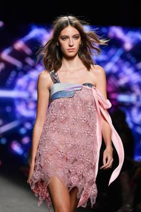 Mercedes-Benz Fashion Week Madrid, Spain - 19 Sep 2025 A model walks the runway wearing a design by Custo Barcelona during Mercedes-Benz Fashion Week de Madrid in IFERMA. Madrid Spain Copyright: xAtilanoxGarciax xSOPAxImagesx FOTO12591