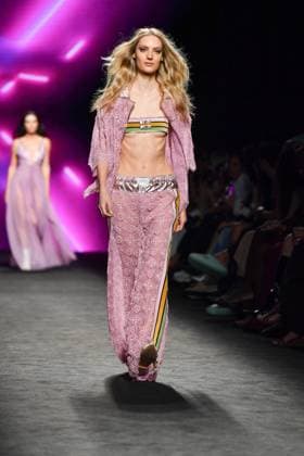 Mercedes-Benz Fashion Week Madrid, Spain - 19 Sep 2025 A model walks the runway wearing a design by Custo Barcelona during Mercedes-Benz Fashion Week de Madrid in IFERMA. Madrid Spain Copyright: xAtilanoxGarciax xSOPAxImagesx FOTO12592