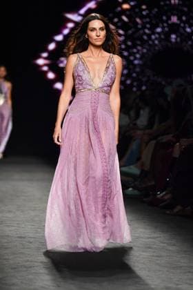 Mercedes-Benz Fashion Week Madrid, Spain - 19 Sep 2025 A model walks the runway wearing a design by Custo Barcelona during Mercedes-Benz Fashion Week de Madrid in IFERMA. Madrid Spain Copyright: xAtilanoxGarciax xSOPAxImagesx FOTO12594