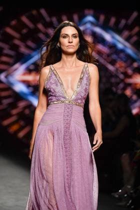 Mercedes-Benz Fashion Week Madrid, Spain - 19 Sep 2025 A model walks the runway wearing a design by Custo Barcelona during Mercedes-Benz Fashion Week de Madrid in IFERMA. Madrid Spain Copyright: xAtilanoxGarciax xSOPAxImagesx FOTO12595
