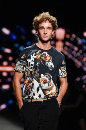 Mercedes-Benz Fashion Week Madrid, Spain - 19 Sep 2025 A model walks the runway wearing a design by Custo Barcelona during Mercedes-Benz Fashion Week de Madrid in IFERMA. Madrid Spain Copyright: xAtilanoxGarciax xSOPAxImagesx FOTO12599