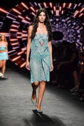 Mercedes-Benz Fashion Week Madrid, Spain - 19 Sep 2025 A model walks the runway wearing a design by Custo Barcelona during Mercedes-Benz Fashion Week de Madrid in IFERMA. Madrid Spain Copyright: xAtilanoxGarciax xSOPAxImagesx FOTO12604