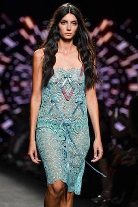Mercedes-Benz Fashion Week Madrid, Spain - 19 Sep 2025 A model walks the runway wearing a design by Custo Barcelona during Mercedes-Benz Fashion Week de Madrid in IFERMA. Madrid Spain Copyright: xAtilanoxGarciax xSOPAxImagesx FOTO12605