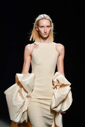 Mercedes-Benz Fashion Week Madrid - 19 Sep 2025 A model walks the runway wearing a design by Baro Lucas during the Mercedes-Benz Fashion Week de Madrid in IFERMA. Madrid Spain Copyright: xAtilanoxGarciax xSOPAxImagesx FOTO12738