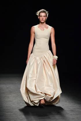 Mercedes-Benz Fashion Week Madrid - 19 Sep 2025 A model walks the runway wearing a design by Baro Lucas during the Mercedes-Benz Fashion Week de Madrid in IFERMA. Madrid Spain Copyright: xAtilanoxGarciax xSOPAxImagesx FOTO12735