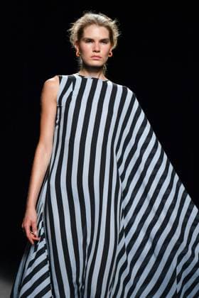 Mercedes-Benz Fashion Week Madrid - 19 Sep 2025 A model walks the runway wearing a design by Baro Lucas during the Mercedes-Benz Fashion Week de Madrid in IFERMA. Madrid Spain Copyright: xAtilanoxGarciax xSOPAxImagesx FOTO12715