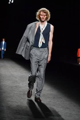 Mercedes-Benz Fashion Week Madrid - 19 Sep 2025 A model walks the runway wearing a design by Baro Lucas during the Mercedes-Benz Fashion Week de Madrid in IFERMA. Madrid Spain Copyright: xAtilanoxGarciax xSOPAxImagesx FOTO12704