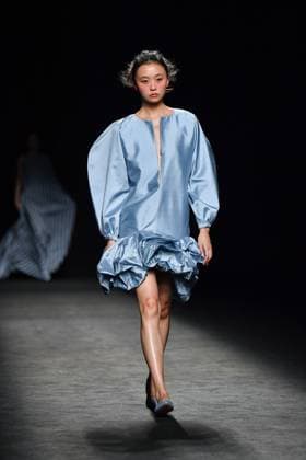 Mercedes-Benz Fashion Week Madrid - 19 Sep 2025 A model walks the runway wearing a design by Baro Lucas during the Mercedes-Benz Fashion Week de Madrid in IFERMA. Madrid Spain Copyright: xAtilanoxGarciax xSOPAxImagesx FOTO12711