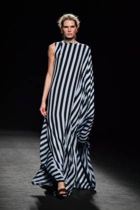 Mercedes-Benz Fashion Week Madrid - 19 Sep 2025 A model walks the runway wearing a design by Baro Lucas during the Mercedes-Benz Fashion Week de Madrid in IFERMA. Madrid Spain Copyright: xAtilanoxGarciax xSOPAxImagesx FOTO12714