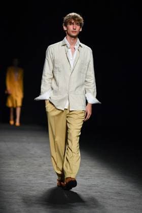 Mercedes-Benz Fashion Week Madrid - 19 Sep 2025 A model walks the runway wearing a design by Baro Lucas during the Mercedes-Benz Fashion Week de Madrid in IFERMA. Madrid Spain Copyright: xAtilanoxGarciax xSOPAxImagesx FOTO12682