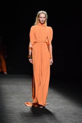 Mercedes-Benz Fashion Week Madrid - 19 Sep 2025 A model walks the runway wearing a design by Baro Lucas during the Mercedes-Benz Fashion Week de Madrid in IFERMA. Madrid Spain Copyright: xAtilanoxGarciax xSOPAxImagesx FOTO12688