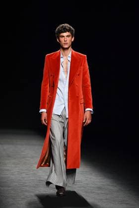Mercedes-Benz Fashion Week Madrid - 19 Sep 2025 A model walks the runway wearing a design by Baro Lucas during the Mercedes-Benz Fashion Week de Madrid in IFERMA. Madrid Spain Copyright: xAtilanoxGarciax xSOPAxImagesx FOTO12692