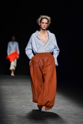 Mercedes-Benz Fashion Week Madrid - 19 Sep 2025 A model walks the runway wearing a design by Baro Lucas during the Mercedes-Benz Fashion Week de Madrid in IFERMA. Madrid Spain Copyright: xAtilanoxGarciax xSOPAxImagesx FOTO12694