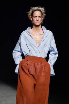 Mercedes-Benz Fashion Week Madrid - 19 Sep 2025 A model walks the runway wearing a design by Baro Lucas during the Mercedes-Benz Fashion Week de Madrid in IFERMA. Madrid Spain Copyright: xAtilanoxGarciax xSOPAxImagesx FOTO12695
