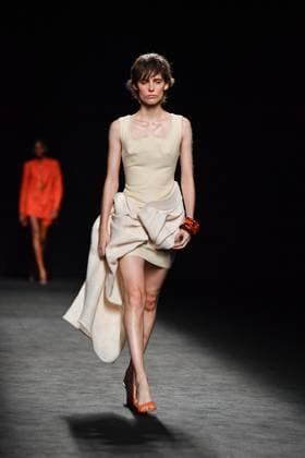 Mercedes-Benz Fashion Week Madrid - 19 Sep 2025 A model walks the runway wearing a design by Baro Lucas during the Mercedes-Benz Fashion Week de Madrid in IFERMA. Madrid Spain Copyright: xAtilanoxGarciax xSOPAxImagesx FOTO12698