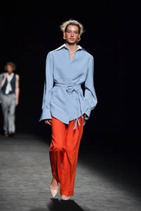 Mercedes-Benz Fashion Week Madrid - 19 Sep 2025 A model walks the runway wearing a design by Baro Lucas during the Mercedes-Benz Fashion Week de Madrid in IFERMA. Madrid Spain Copyright: xAtilanoxGarciax xSOPAxImagesx FOTO12701
