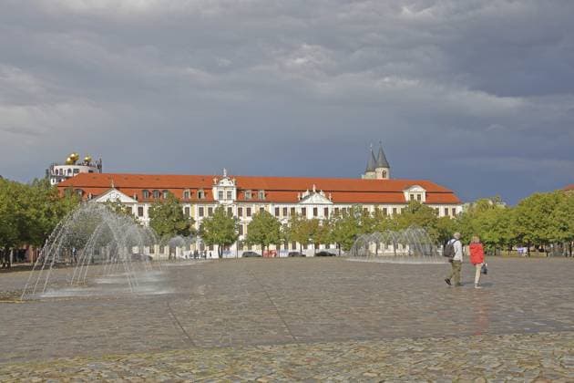 Barocke Winnebergsches Palais erbaut 1728 und sachsen-anhaltischer Landtag, Wasserspiele, Wasserfontänen, Fußgänger, Lichtstimmung, Domplatz, Magdeburg, Sachsen-Anhalt, Deutschland Baroque Winneberg Palace built in 1728 and Saxony-Anhalt State Parliament, water features, water fountains, pedestrians, light atmosphere, Cathedral Square, Magdeburg, Saxony-Anhalt, Germany Copyright: imageBROKER GeraldxAbele iblgda15122961.jpg