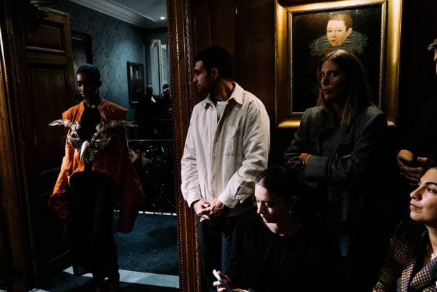 Genaro Rivas x A Golden Shroud in London Designer Genaro Rivas presents A Golden Shroud, his SS26 collaboration showcased at London Fashion Week. Drawing on his signature bold colour palette and experimental tailoring, the show combines radical pattern-cutting with zero-waste practices. Fabrics are treated manually, with sculptural silhouettes layered over striking textures. The collection evokes the theme of transformation ashes to silhouettes suggesting renewal, luxurious decay, and a poetic interplay between light and shadow. London England United Kingdom Copyright: xx