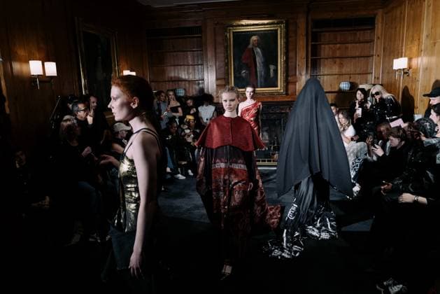 Genaro Rivas x A Golden Shroud in London Designer Genaro Rivas presents A Golden Shroud, his SS26 collaboration showcased at London Fashion Week. Drawing on his signature bold colour palette and experimental tailoring, the show combines radical pattern-cutting with zero-waste practices. Fabrics are treated manually, with sculptural silhouettes layered over striking textures. The collection evokes the theme of transformation ashes to silhouettes suggesting renewal, luxurious decay, and a poetic interplay between light and shadow. London England United Kingdom Copyright: xx