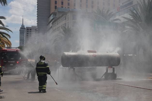 Second National Earthquake Drill 2025 Firefighters extinguish a fire during the second national earthquake drill with a magnitude of 8.1 on the Richter scale with its epicenter in Lazaro Cardenas, Michoacan. on September 19, 2025 in Mexico City, Mexico. (Photo byCarlos Santiago Eyepix Group) Copyright: xCarlosxSantiago xEyepixxGroupx CS_19092025_170679