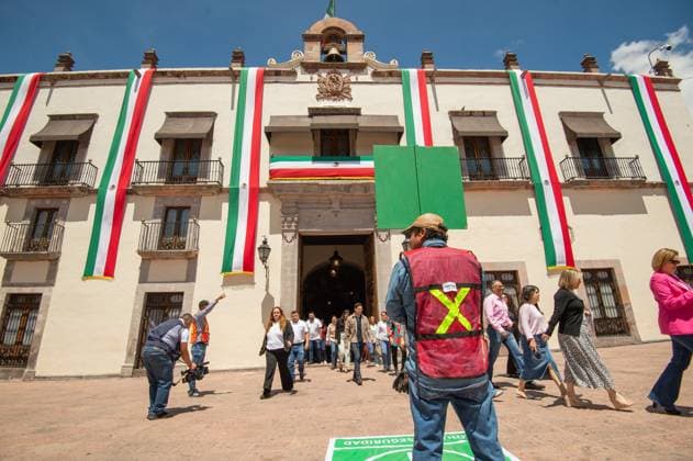National Earthquake Drill 2025 In Queretaro Persons evacuate a building during the national earthquake drill with a magnitude of 8.1 on the Richter scale with its epicenter in Lazaro Cardenas, Michoacan. on September 19, 2025 in Queretaro, Mexico. (Photo by Jose Carrera Eyepix Group) Copyright: xJosexCarrera EyepixxGroupx JFC_19092025_170690