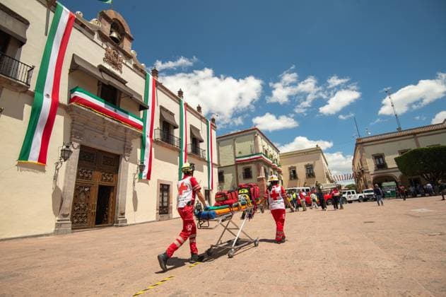 National Earthquake Drill 2025 In Queretaro red cross workers simulate the rescue of an injured person during the national earthquake drill with a magnitude of 8.1 on the Richter scale with its epicenter in Lazaro Cardenas, Michoacan. on September 19, 2025 in Queretaro, Mexico. (Photo by Jose Carrera Eyepix Group) Copyright: xJosexCarrera EyepixxGroupx JFC_19092025_170696