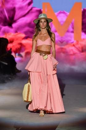 Design by Lola Casademunt during Mercedes-Benz Fashion Week de Madrid in Spain - 20 Sept 2025 A model walks the runway wearing a design by Lola Casademunt during Mercedes-Benz Fashion Week de Madrid in IFERMA. Madrid Spain Copyright: xAtilanoxGarciax xSOPAxImagesx FOTO48503