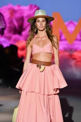 Design by Lola Casademunt during Mercedes-Benz Fashion Week de Madrid in Spain - 20 Sept 2025 A model walks the runway wearing a design by Lola Casademunt during Mercedes-Benz Fashion Week de Madrid in IFERMA. Madrid Spain Copyright: xAtilanoxGarciax xSOPAxImagesx FOTO48504