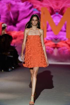 Design by Lola Casademunt during Mercedes-Benz Fashion Week de Madrid in Spain - 20 Sept 2025 A model walks the runway wearing a design by Lola Casademunt during Mercedes-Benz Fashion Week de Madrid in IFERMA. Madrid Spain Copyright: xAtilanoxGarciax xSOPAxImagesx FOTO48506