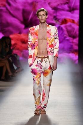 Design by Lola Casademunt during Mercedes-Benz Fashion Week de Madrid in Spain - 20 Sept 2025 A model walks the runway wearing a design by Lola Casademunt during Mercedes-Benz Fashion Week de Madrid in IFERMA. Madrid Spain Copyright: xAtilanoxGarciax xSOPAxImagesx FOTO48510
