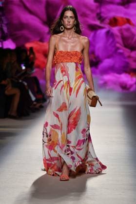 Design by Lola Casademunt during Mercedes-Benz Fashion Week de Madrid in Spain - 20 Sept 2025 A model walks the runway wearing a design by Lola Casademunt during Mercedes-Benz Fashion Week de Madrid in IFERMA. Madrid Spain Copyright: xAtilanoxGarciax xSOPAxImagesx FOTO48512