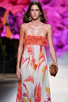 Design by Lola Casademunt during Mercedes-Benz Fashion Week de Madrid in Spain - 20 Sept 2025 A model walks the runway wearing a design by Lola Casademunt during Mercedes-Benz Fashion Week de Madrid in IFERMA. Madrid Spain Copyright: xAtilanoxGarciax xSOPAxImagesx FOTO48513