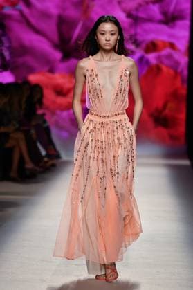 Design by Lola Casademunt during Mercedes-Benz Fashion Week de Madrid in Spain - 20 Sept 2025 A model walks the runway wearing a design by Lola Casademunt during Mercedes-Benz Fashion Week de Madrid in IFERMA. Madrid Spain Copyright: xAtilanoxGarciax xSOPAxImagesx FOTO48514
