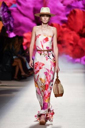 Design by Lola Casademunt during Mercedes-Benz Fashion Week de Madrid in Spain - 20 Sept 2025 A model walks the runway wearing a design by Lola Casademunt during Mercedes-Benz Fashion Week de Madrid in IFERMA. Madrid Spain Copyright: xAtilanoxGarciax xSOPAxImagesx FOTO48518
