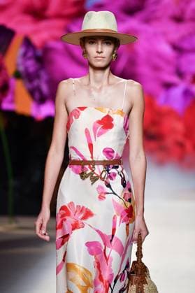 Design by Lola Casademunt during Mercedes-Benz Fashion Week de Madrid in Spain - 20 Sept 2025 A model walks the runway wearing a design by Lola Casademunt during Mercedes-Benz Fashion Week de Madrid in IFERMA. Madrid Spain Copyright: xAtilanoxGarciax xSOPAxImagesx FOTO48519
