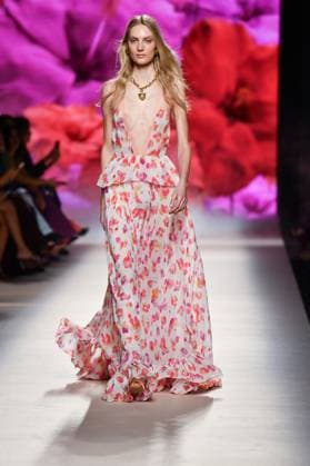 Design by Lola Casademunt during Mercedes-Benz Fashion Week de Madrid in Spain - 20 Sept 2025 A model walks the runway wearing a design by Lola Casademunt during Mercedes-Benz Fashion Week de Madrid in IFERMA. Madrid Spain Copyright: xAtilanoxGarciax xSOPAxImagesx FOTO48520