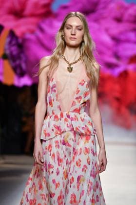 Design by Lola Casademunt during Mercedes-Benz Fashion Week de Madrid in Spain - 20 Sept 2025 A model walks the runway wearing a design by Lola Casademunt during Mercedes-Benz Fashion Week de Madrid in IFERMA. Madrid Spain Copyright: xAtilanoxGarciax xSOPAxImagesx FOTO48521