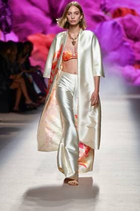 Design by Lola Casademunt during Mercedes-Benz Fashion Week de Madrid in Spain - 20 Sept 2025 A model walks the runway wearing a design by Lola Casademunt during Mercedes-Benz Fashion Week de Madrid in IFERMA. Madrid Spain Copyright: xAtilanoxGarciax xSOPAxImagesx FOTO48522