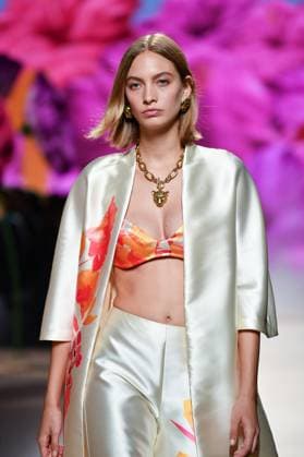 Design by Lola Casademunt during Mercedes-Benz Fashion Week de Madrid in Spain - 20 Sept 2025 A model walks the runway wearing a design by Lola Casademunt during Mercedes-Benz Fashion Week de Madrid in IFERMA. Madrid Spain Copyright: xAtilanoxGarciax xSOPAxImagesx FOTO48523